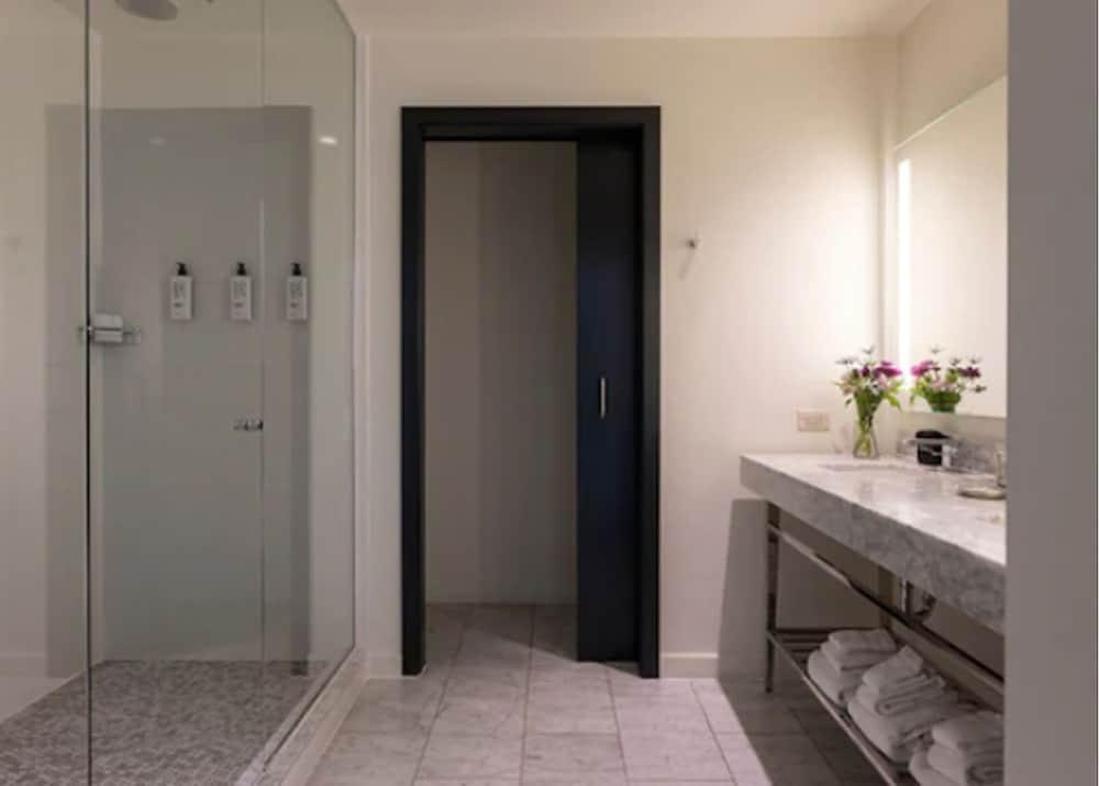 image 8 at The Fontaine by 901 W. 48th Place Kansas City MO Missouri 64112 United States