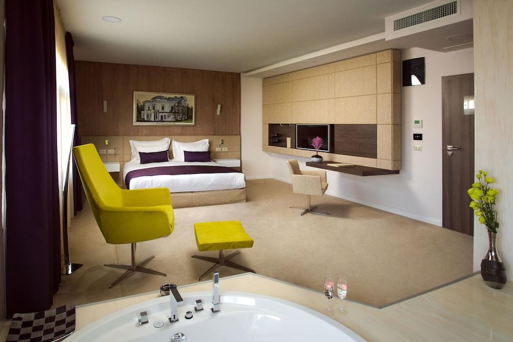image 1 at Hotel Vila Class by Str. Liviu Rebreanu 11 Satu Mare 440000 Romania