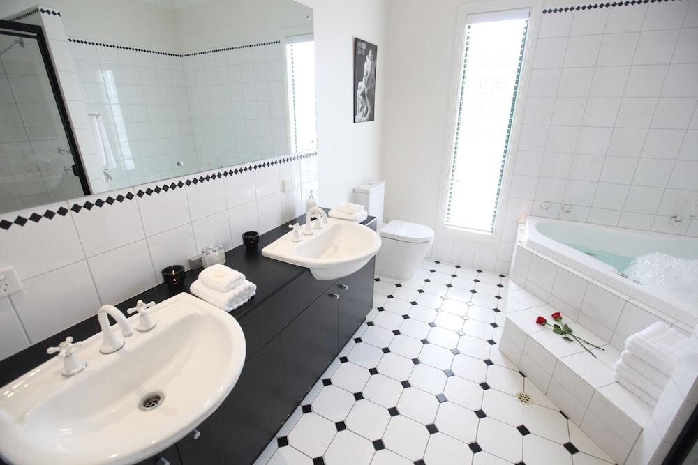 image 4 at Wine and Roses B&B by 39 Caffrey Street Mclaren Vale SA South Australia 5171 Australia