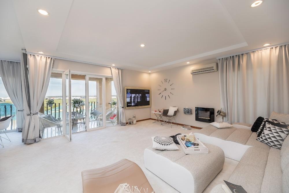 image 2 at Bucharest Apartments DeLuxe by Bloc B3, Strada Florilor Stefanestii de Jos 077175 Romania