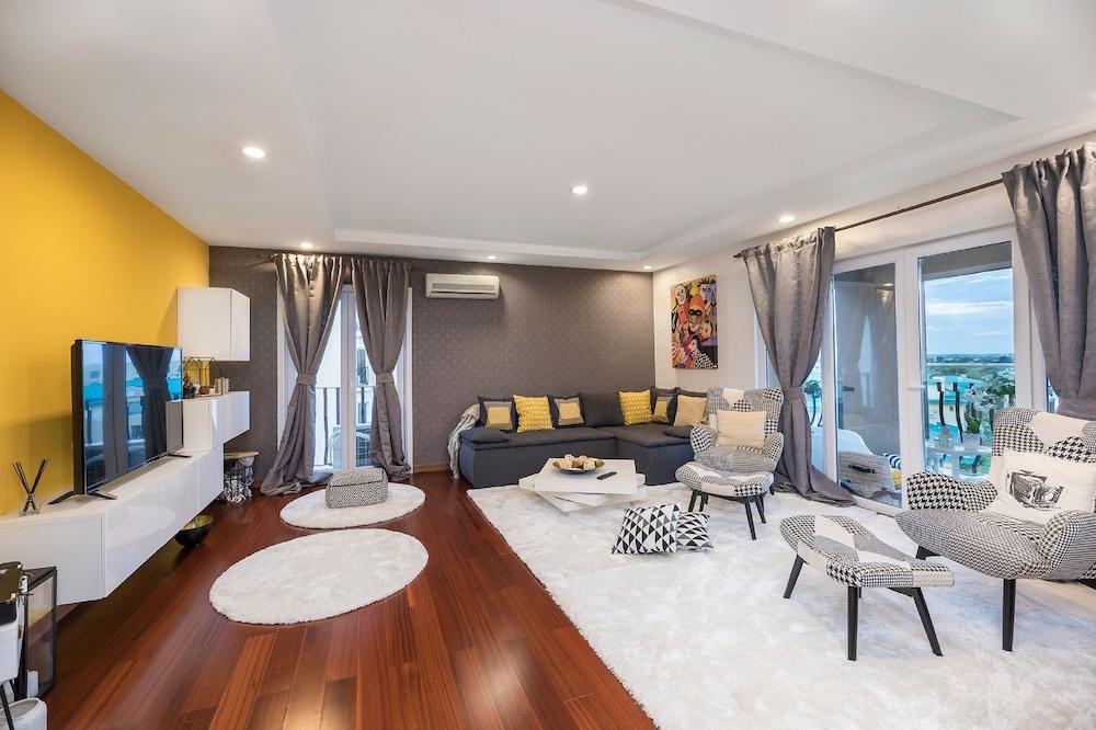 image 1 at Bucharest Apartments DeLuxe by Bloc B3, Strada Florilor Stefanestii de Jos 077175 Romania