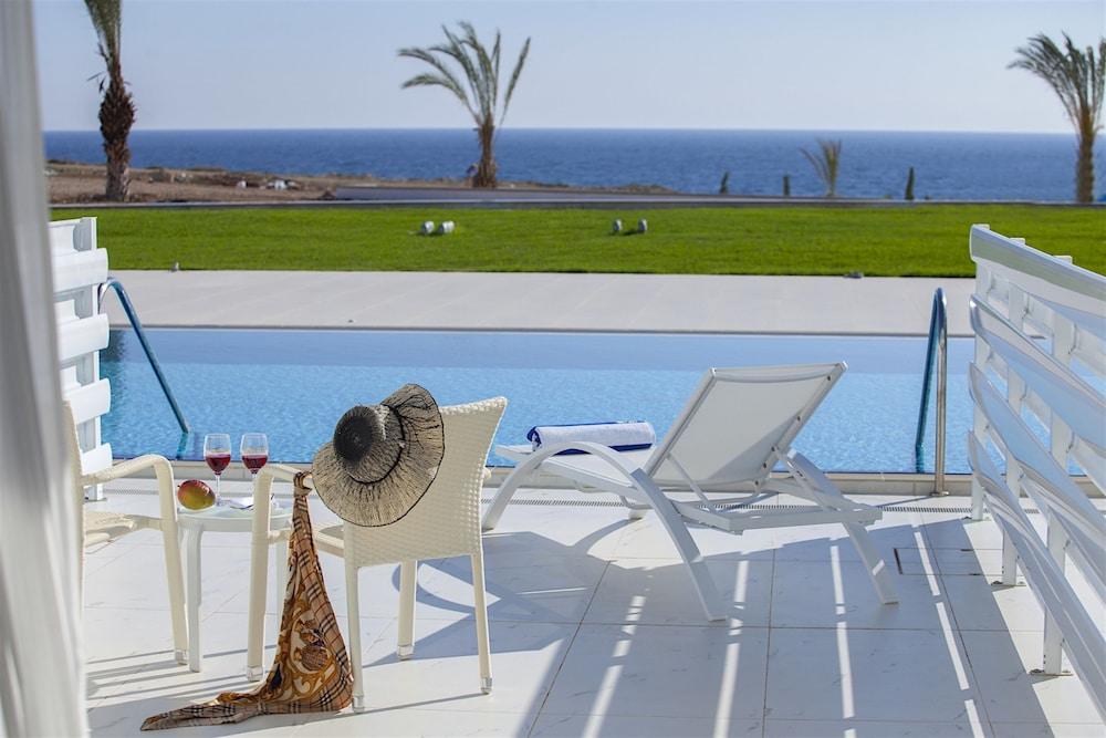 image 1 at King Evelthon Beach Hotel & Resort by Chloraka Avenue P.O. Box 61415 Paphos 8134 Cyprus