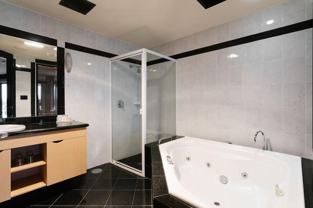 image 6 at Lakes Hotel by 141 Brebner Drive West Lakes SA South Australia 5021 Australia