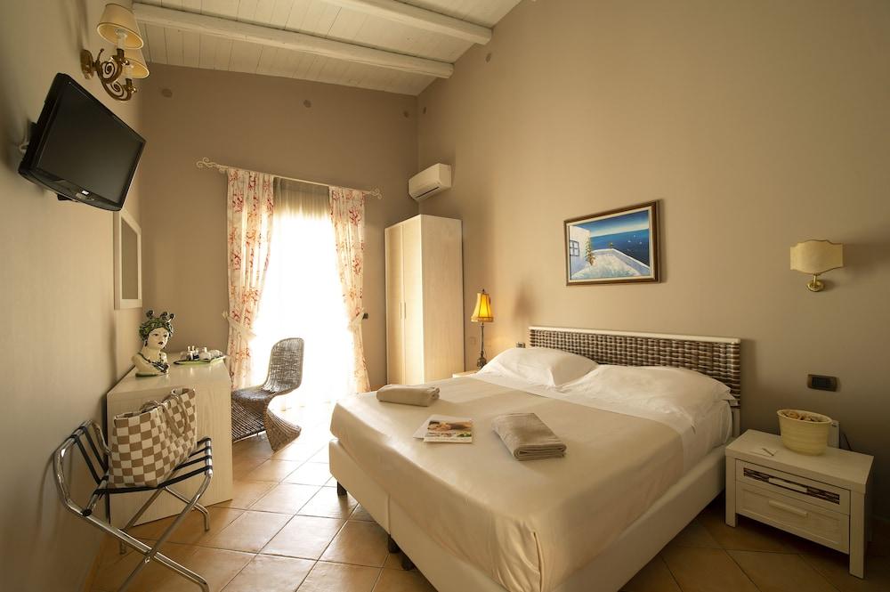 image 1 at Charme Hotel Villa Principe di Fitalia by Via Traversa Tonnara di Terrauzza, 38 Syracuse SR 96100 Italy
