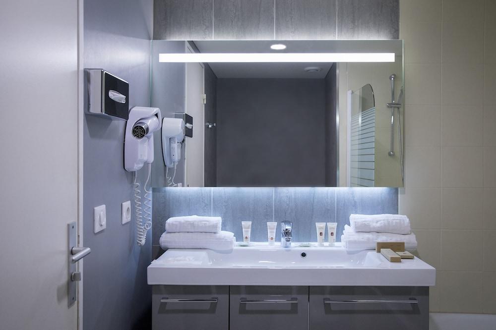 image 4 at Hotel du Golf Rosny by 4, rue de Rome Rosny-sous-Bois Seine-Saint-Denis 93110 France