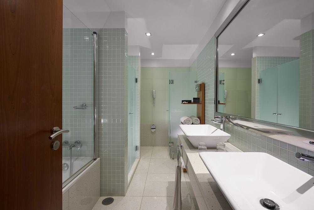 image 6 at Melia Madeira Mare by Rua Leichlingen, nº 2-4 Funchal 9000-003 Portugal