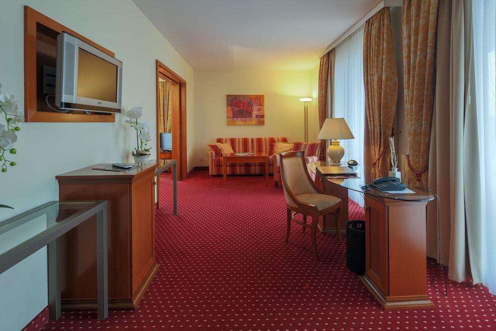 image 1 at Hotel-Restaurant Kunz by Bottenbacher Straße 74 Pirmasens RP 66954 Germany