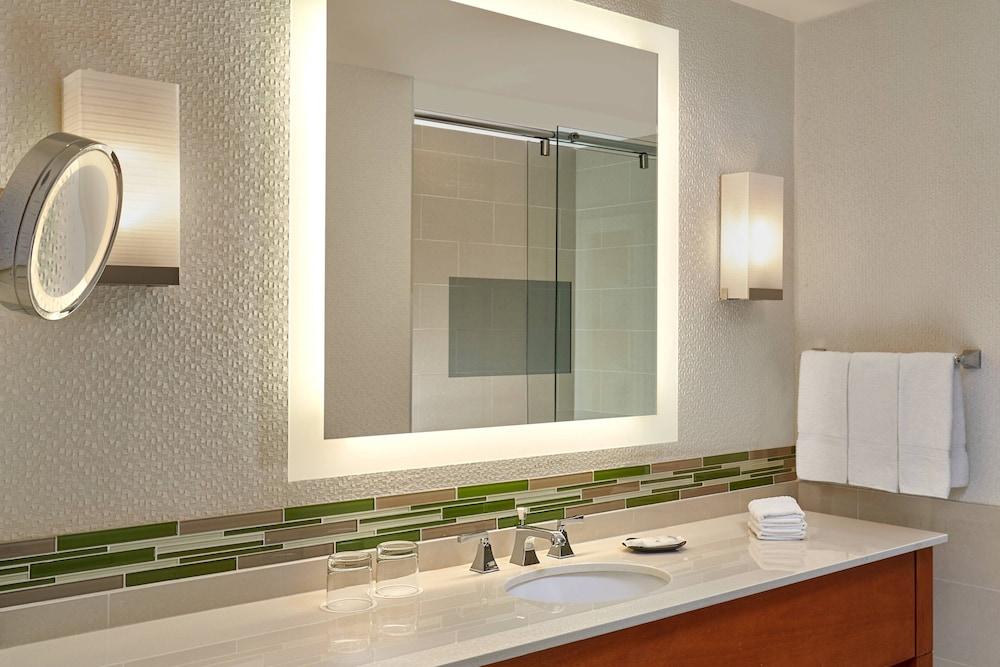 image 8 at The Westin Calgary by 320 4th Ave SW Calgary AB Alberta T2P 2S6 Canada