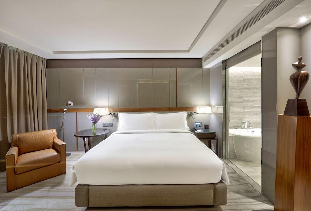 image 2 at Hilton Sukhumvit Bangkok by 11 Sukhumvit Soi 24 Khlong Ton, Khlong Toei Bangkok Bangkok 10110 Thailand