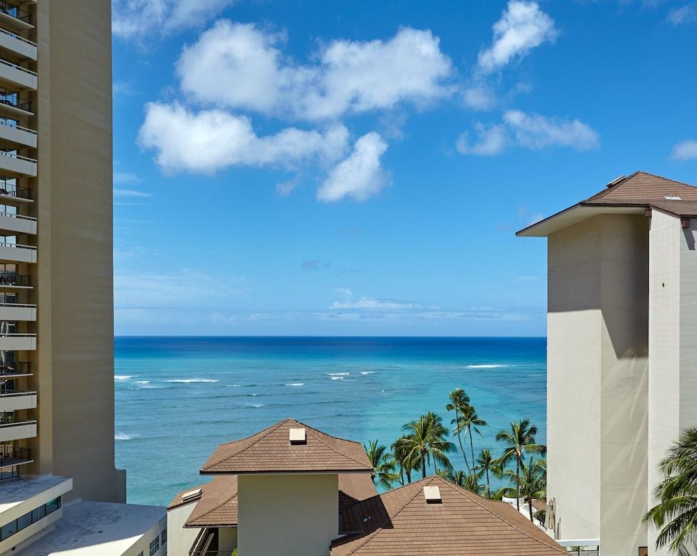 image 4 at Halepuna Waikiki by Halekulani by 2233 Helumoa Road Honolulu HI Hawaii 96815 United States