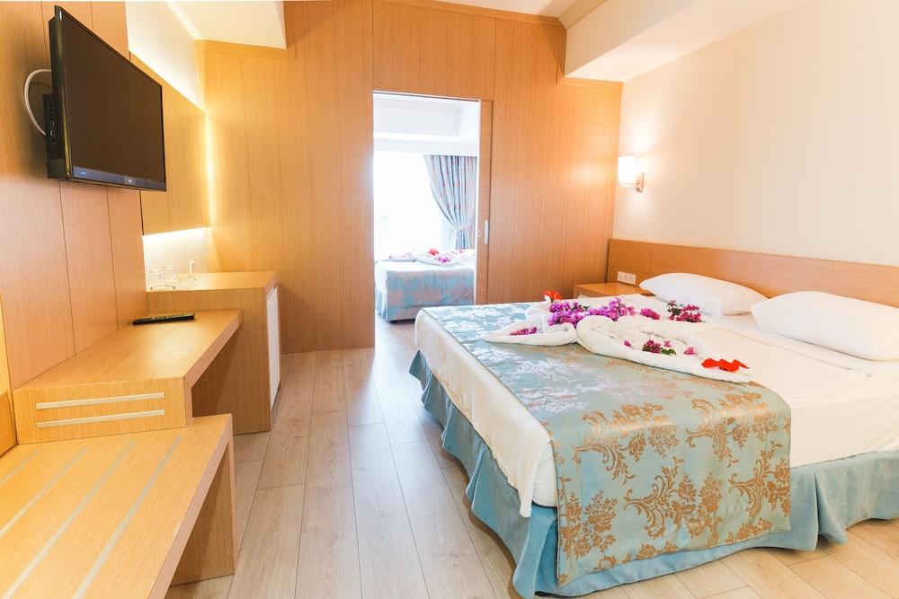 image 1 at L'Oceanica Beach Resort Hotel - All Inclusive by Çamyuva Mah. 5087 Sok. No: 10/1 Kemer Antalya 07980 Turkey