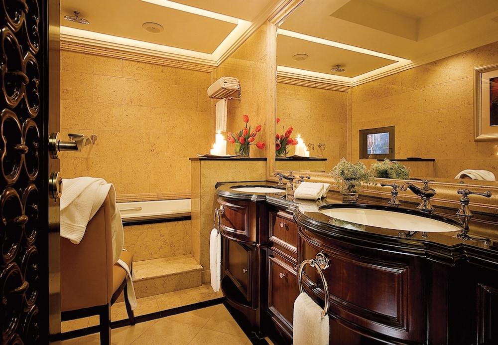 image 4 at Han's Royal Garden Hotel by 20 Qinlao Hutong, South Jiaodaokou St. Dongcheng District Beijing Beijing 100009 China