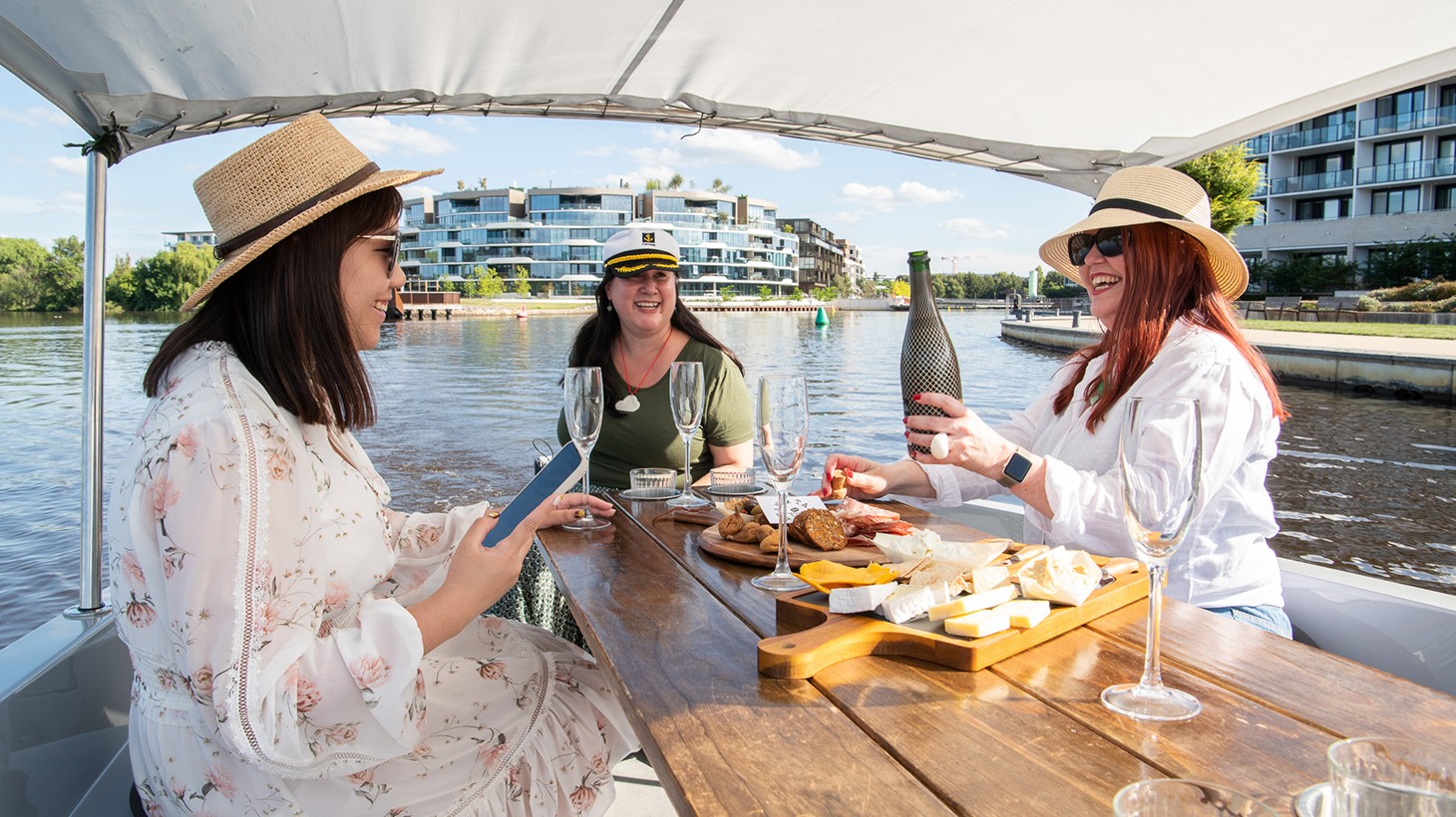 Canberra: Explore Lake Burley Griffin with One-Hour Electric Boat