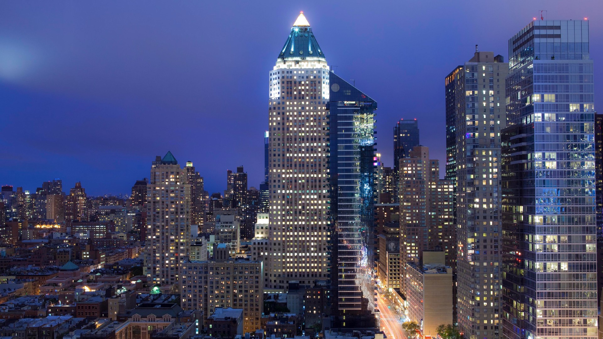 tranquil-midtown-manhattan-stay-near-times-square-with-onsite-cocktail