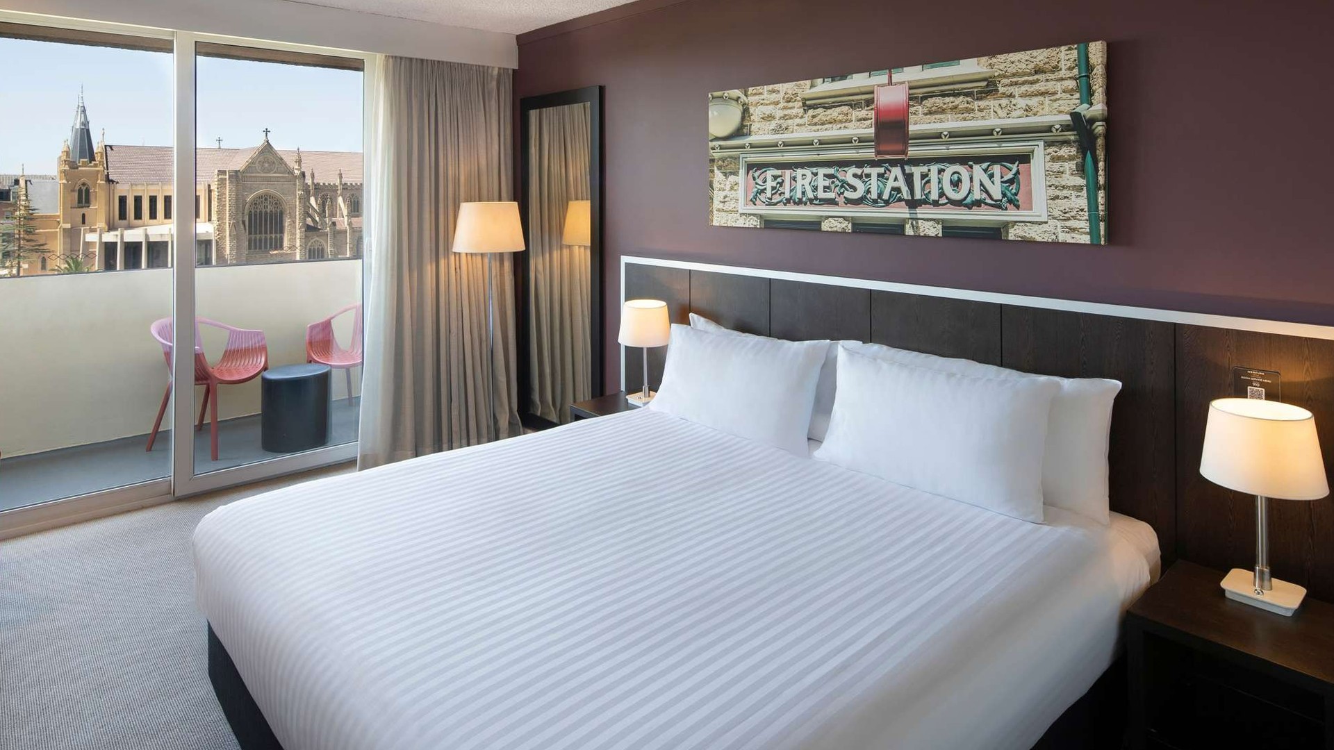 Mercure Escape in Perth CBD near Swan River with Onsite Restaurant