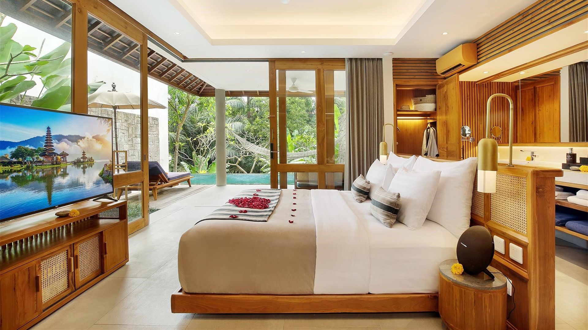 Romantic Ubud Suite Escape with Infinity Pool , Ubud, Bali