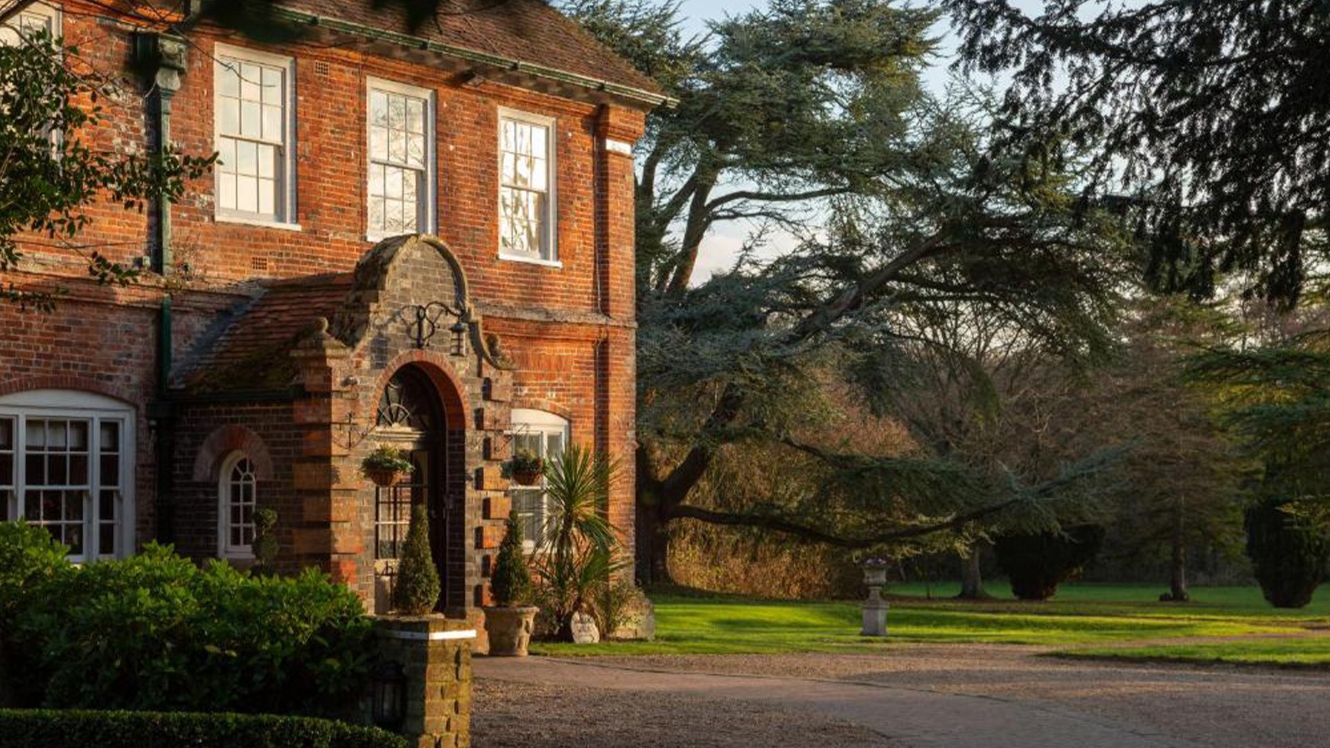 Best Luxury and 12 Star Hotels and Resorts in Sutton Scotney