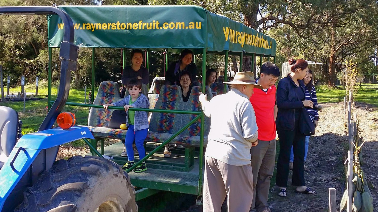 Melbourne: Half-Day Rayner's Orchard Small Group Tour in the Yarra Valley with Return Transfers