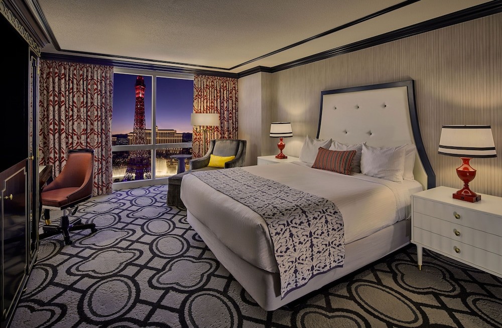 Burgundy queen room - Picture of Paris Las Vegas, Paradise