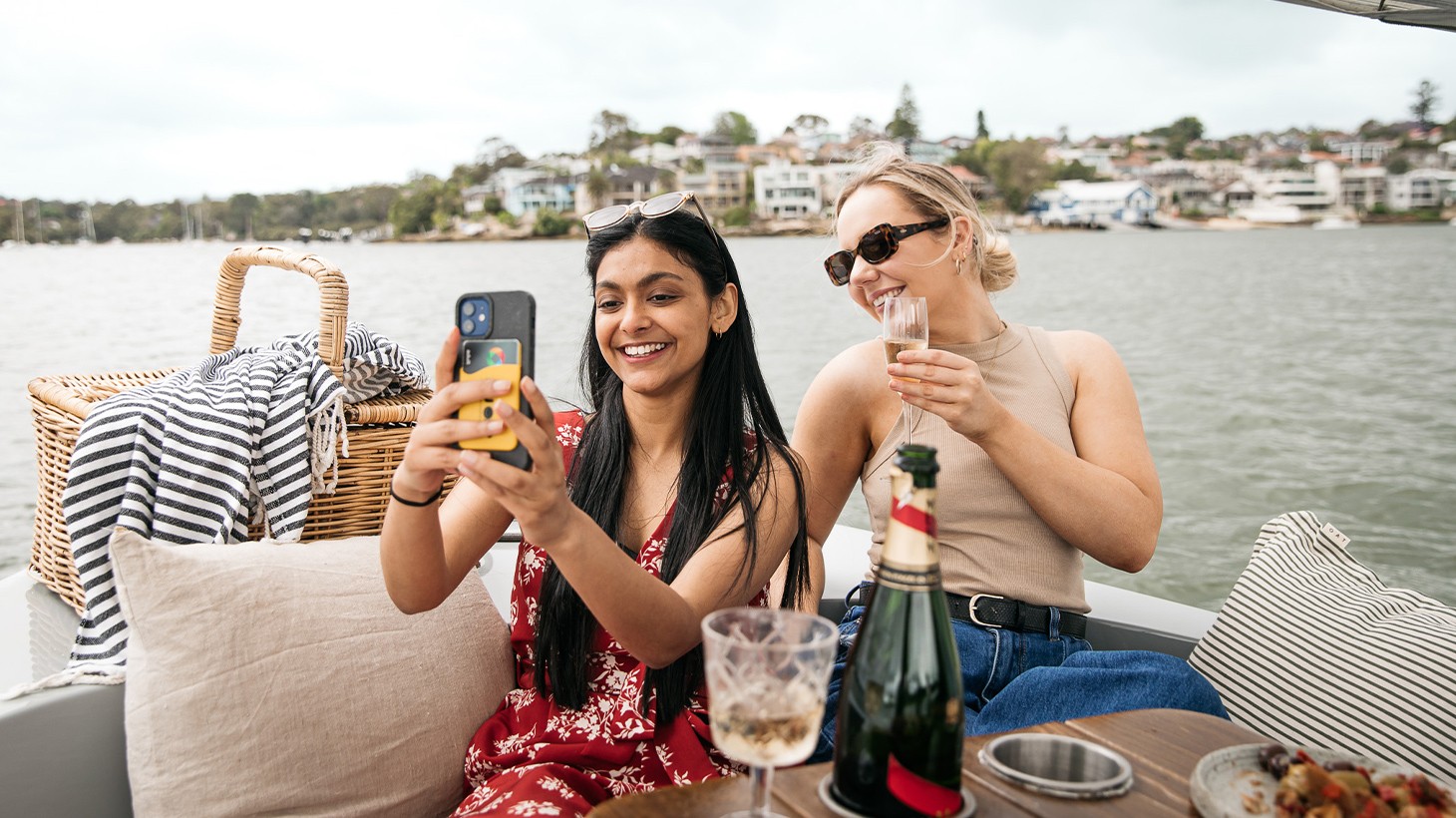 Sydney: Three-Hour Eco-Friendly Boat Hire with Built-in Picnic