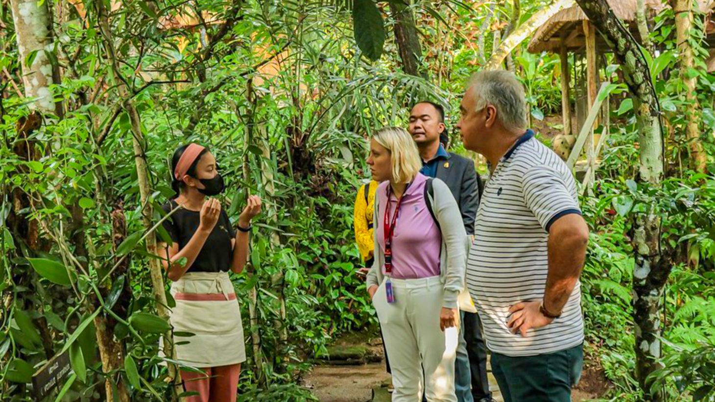 Private Ubud Foodie Tour with Lunch, Visit to Coffee Plantation & Street Food Tasting 5