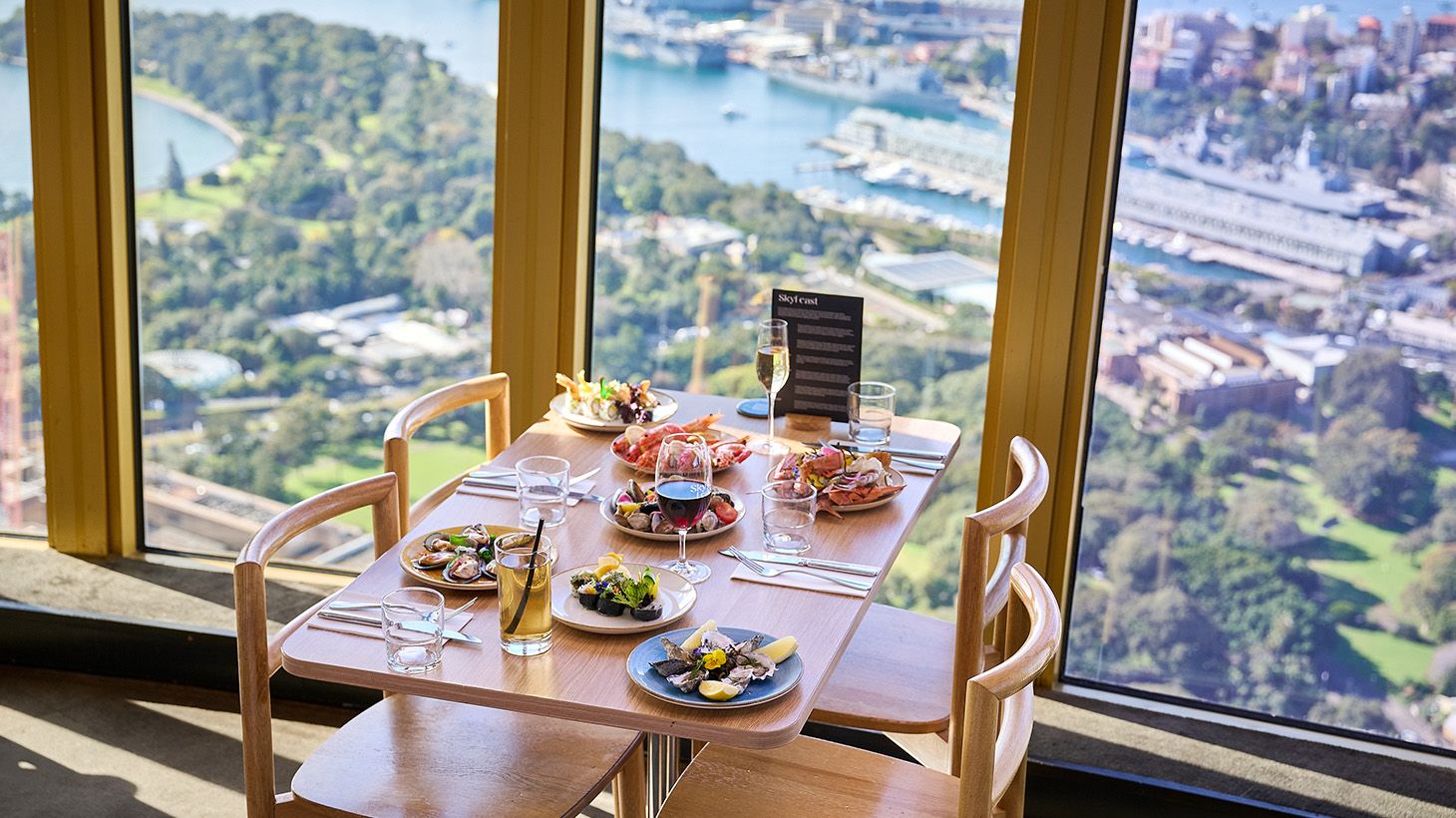 Genießen Sie ein Mittags- oder Abendbuffet im SkyFeast im Sydney Tower mit optionalem Upgrade für garantierten Fensterplatz und Begrüßungsgetränk