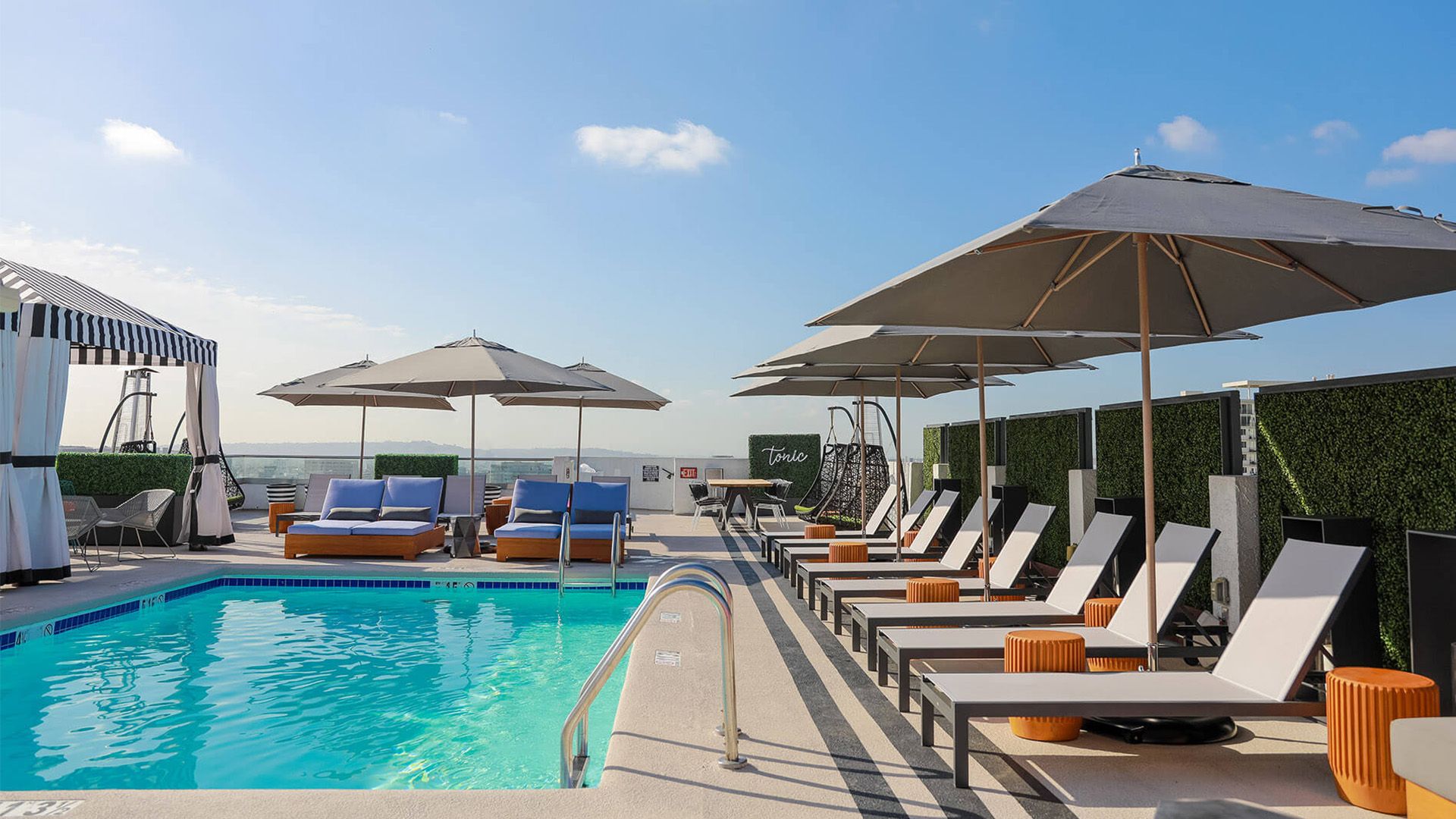 Sophisticated West Hollywood Suites with Daily Breakfast, Daily US$25 Dining Credit & Parking