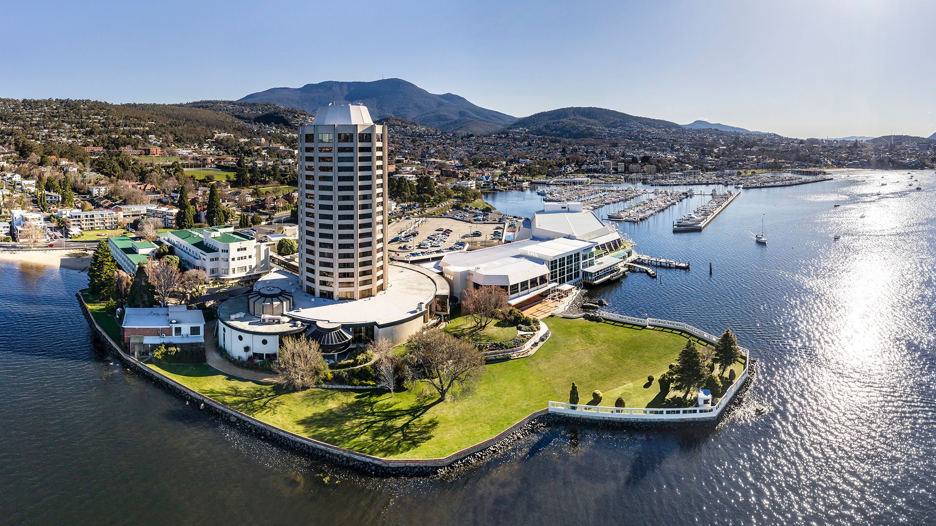 Hobart Waterfront Luxury Five Minutes from Salamanca with Nine Restaurants & Bars