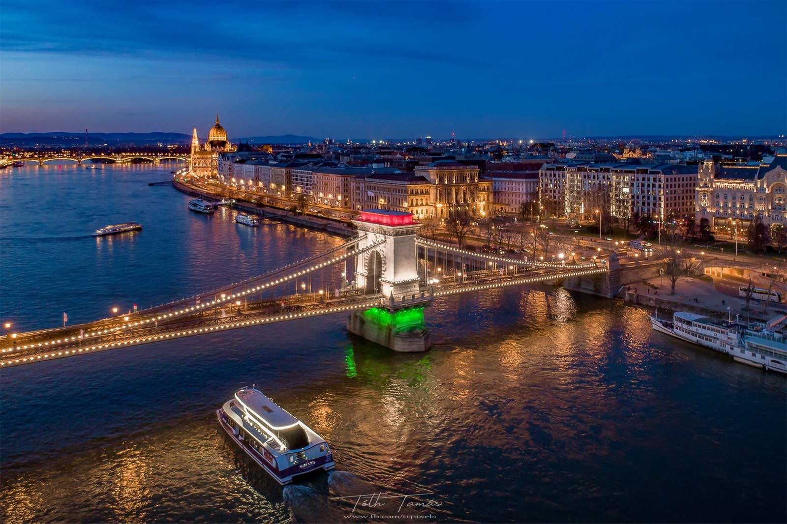 Budapest Dinner Cruise with Folklore & Operetta Show 3