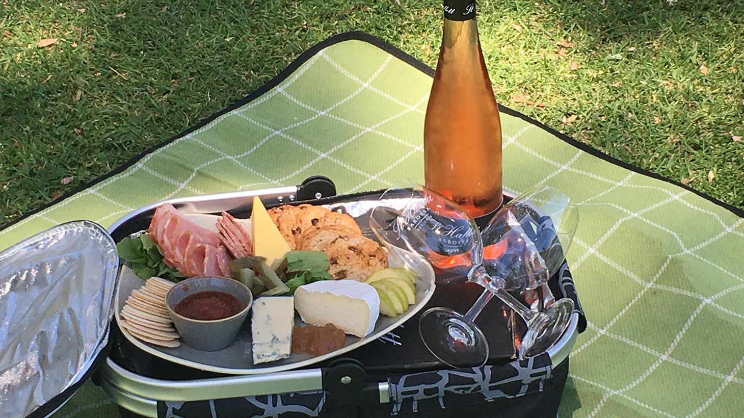 Be spoilt with a Premium Picnic Hamper Pack & Wine Flight at St Hallett Cellar Door