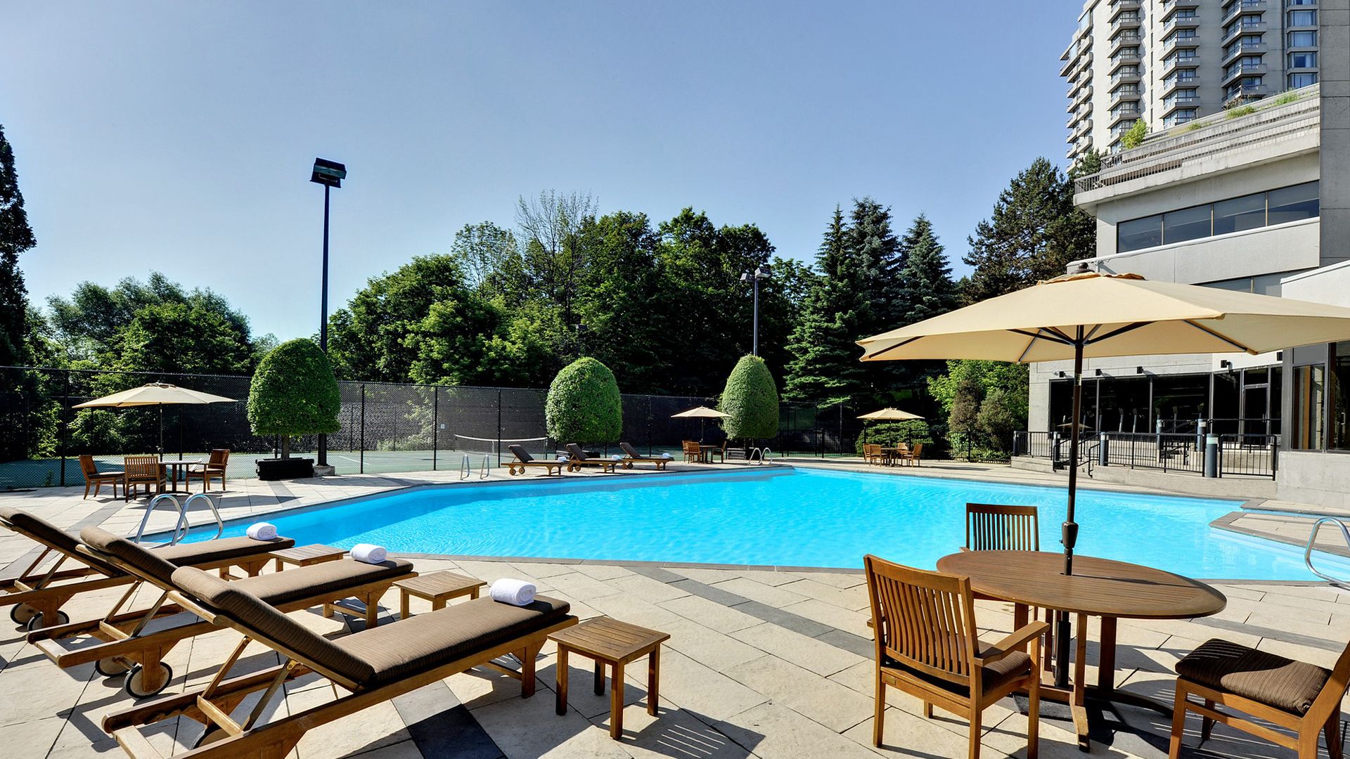 Scenic Parkland Escape 25-Minutes from Downtown Toronto with Outdoor Pool & Tennis Court